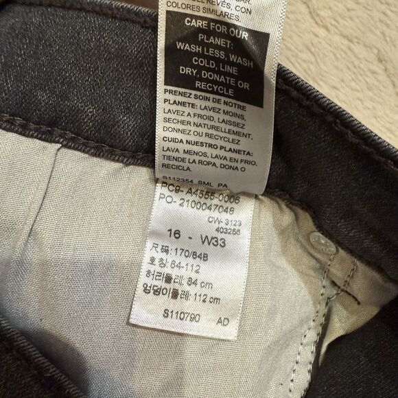 NWT LEVI STRAUSS HIGH-RISE 9" Bermuda SHORTS RELAXED FIT Sz 33x16 - Picture 10 of 16